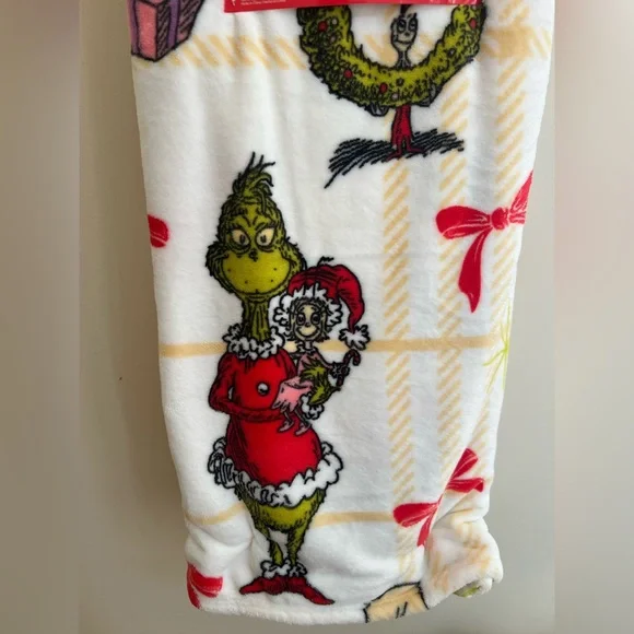 The Grinch Oversized Throw Blanket – 60” x 70” – Super Soft Fleece | NWT - Picture 5 of 8
